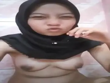 Melly Gadis Jilbab Main Pertama Kali di Kos