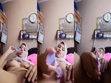Ukhti Manis Ketagihan Main Mainan Sendiri